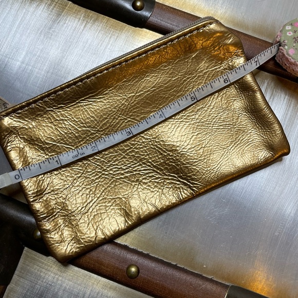 Chic Metallic Soft Gold Leather Bag with Zipper Closure adding a Touch of Glam - Picture 10 of 11